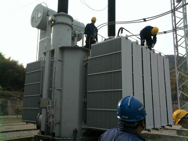 作業(yè)人員安全保護(hù)繩系在安全水平保護(hù)繩上，確保在變壓器本體上移動(dòng)始終不會(huì)失去保護(hù)。